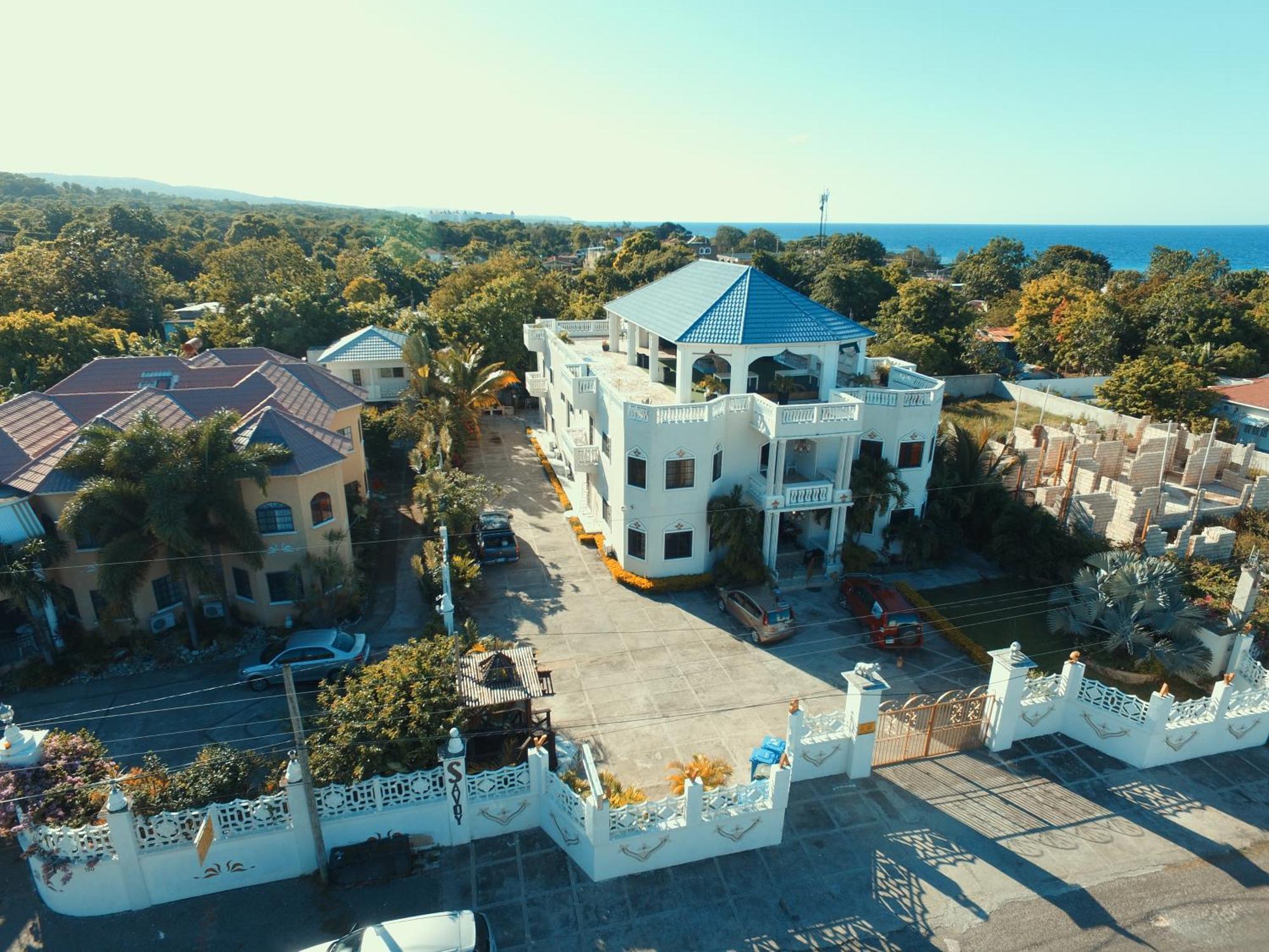 Little Savoy Guest House New Runaway Bay Exterior photo