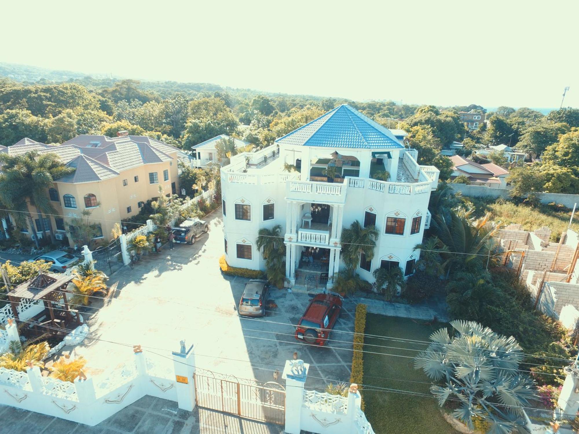 Little Savoy Guest House New Runaway Bay Exterior photo