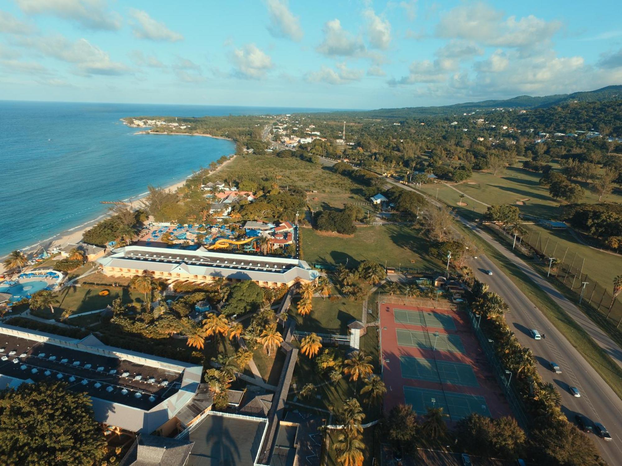 Little Savoy Guest House New Runaway Bay Exterior photo