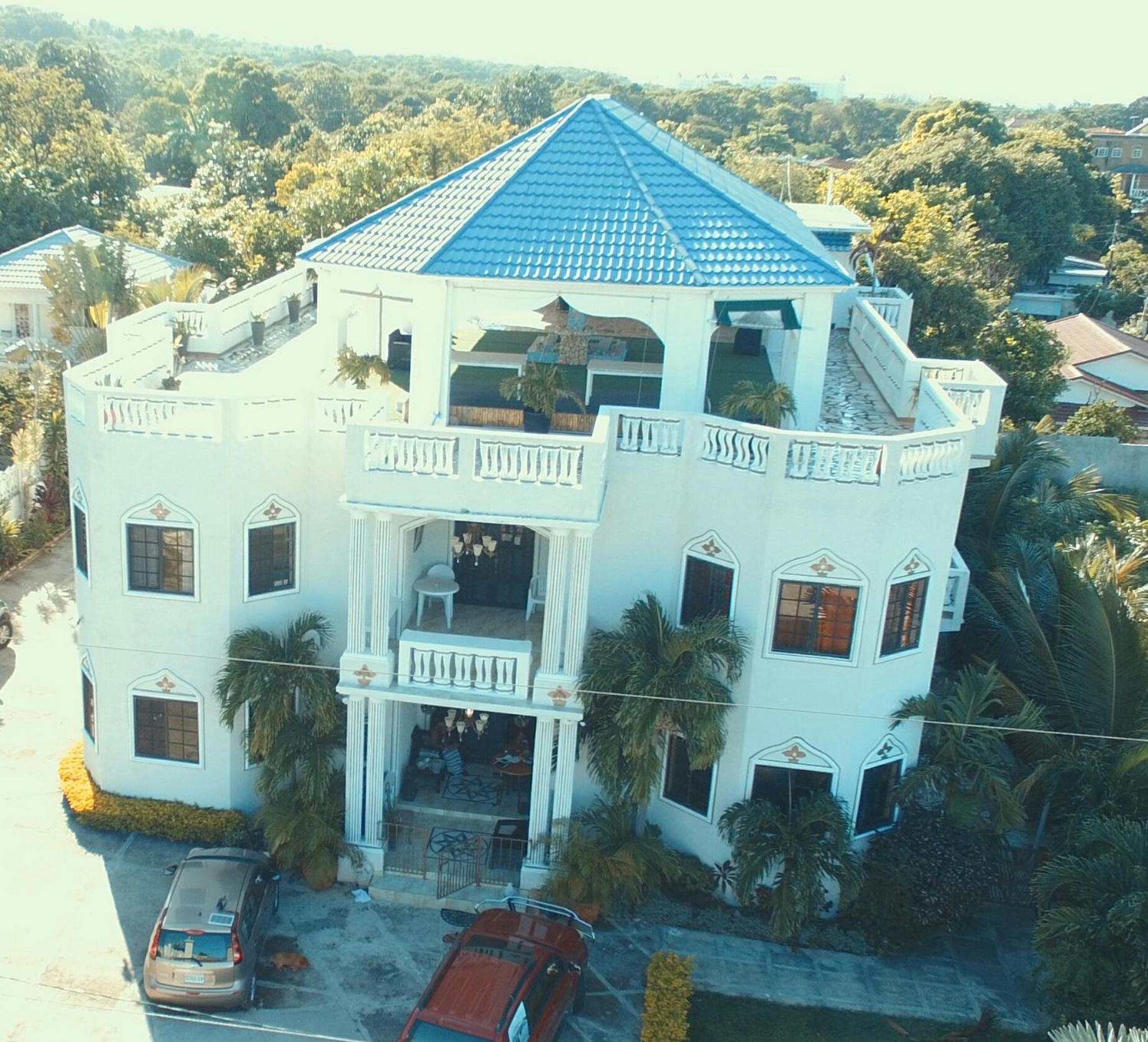 Little Savoy Guest House New Runaway Bay Exterior photo