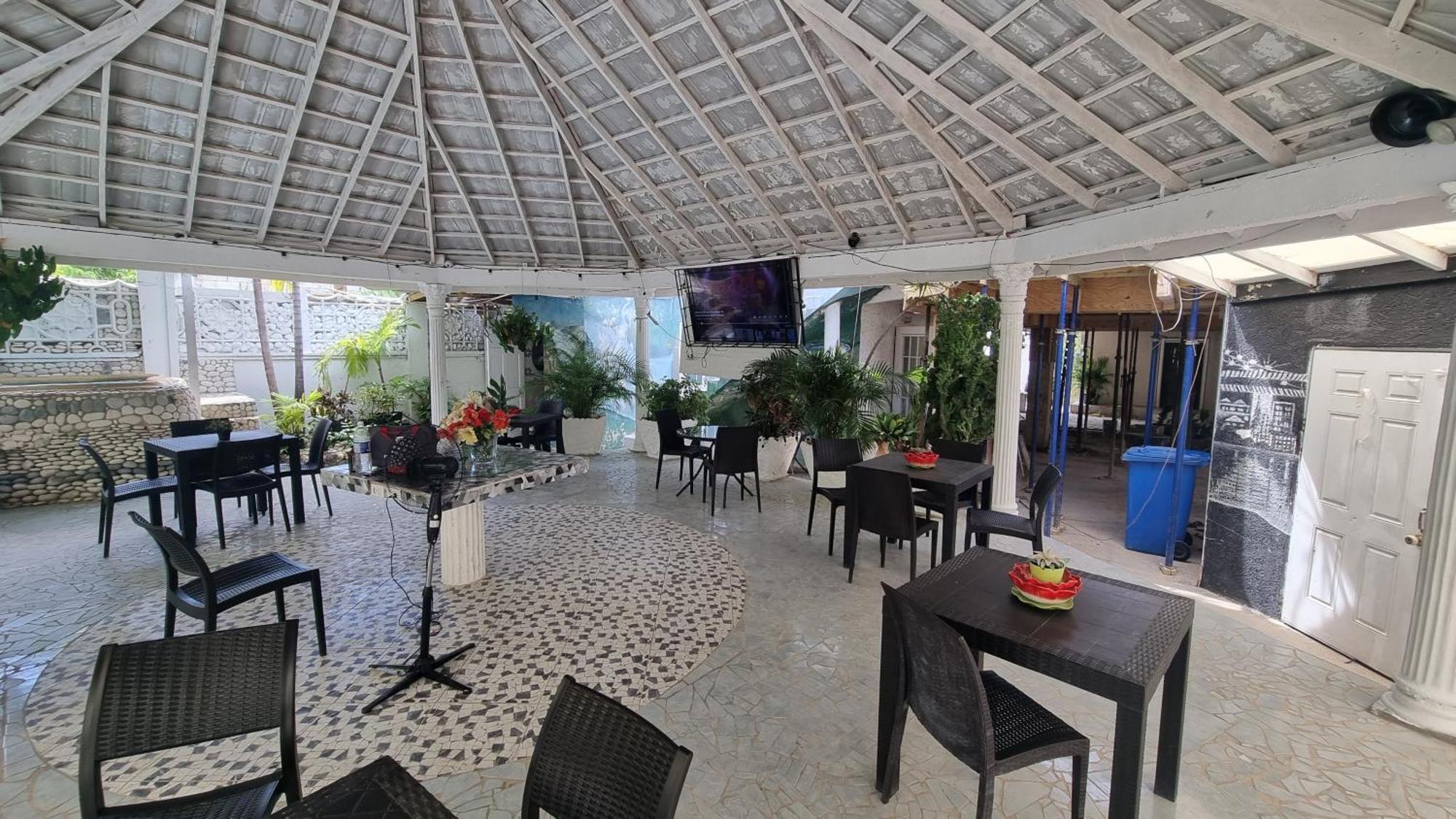 Little Savoy Guest House New Runaway Bay Exterior photo