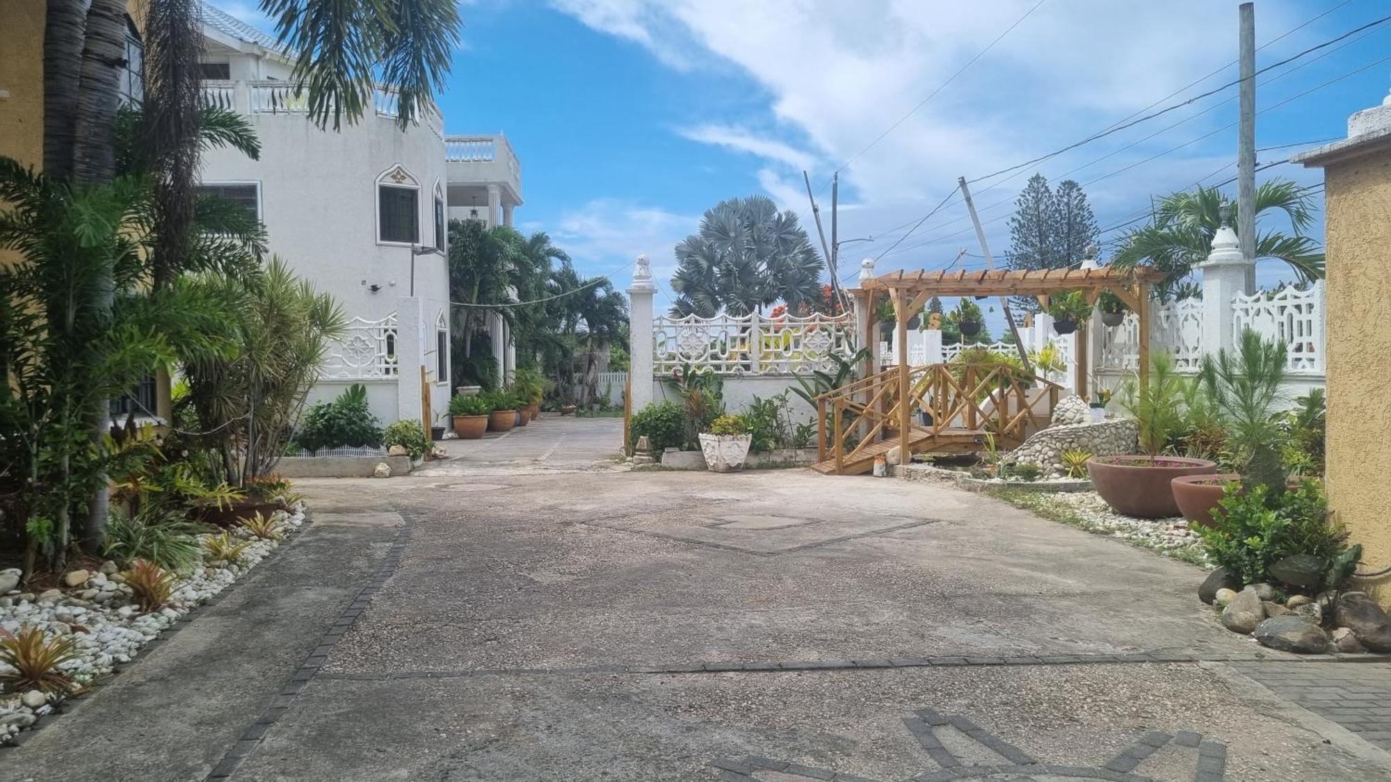 Little Savoy Guest House New Runaway Bay Exterior photo