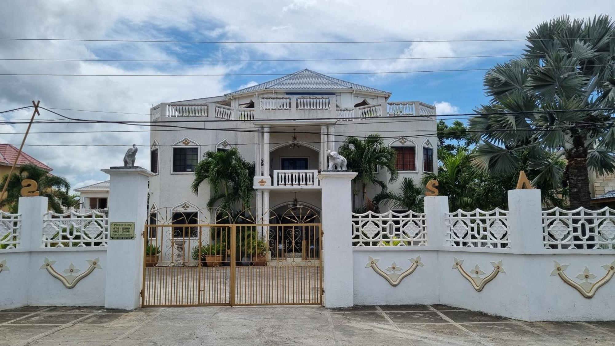 Little Savoy Guest House New Runaway Bay Exterior photo