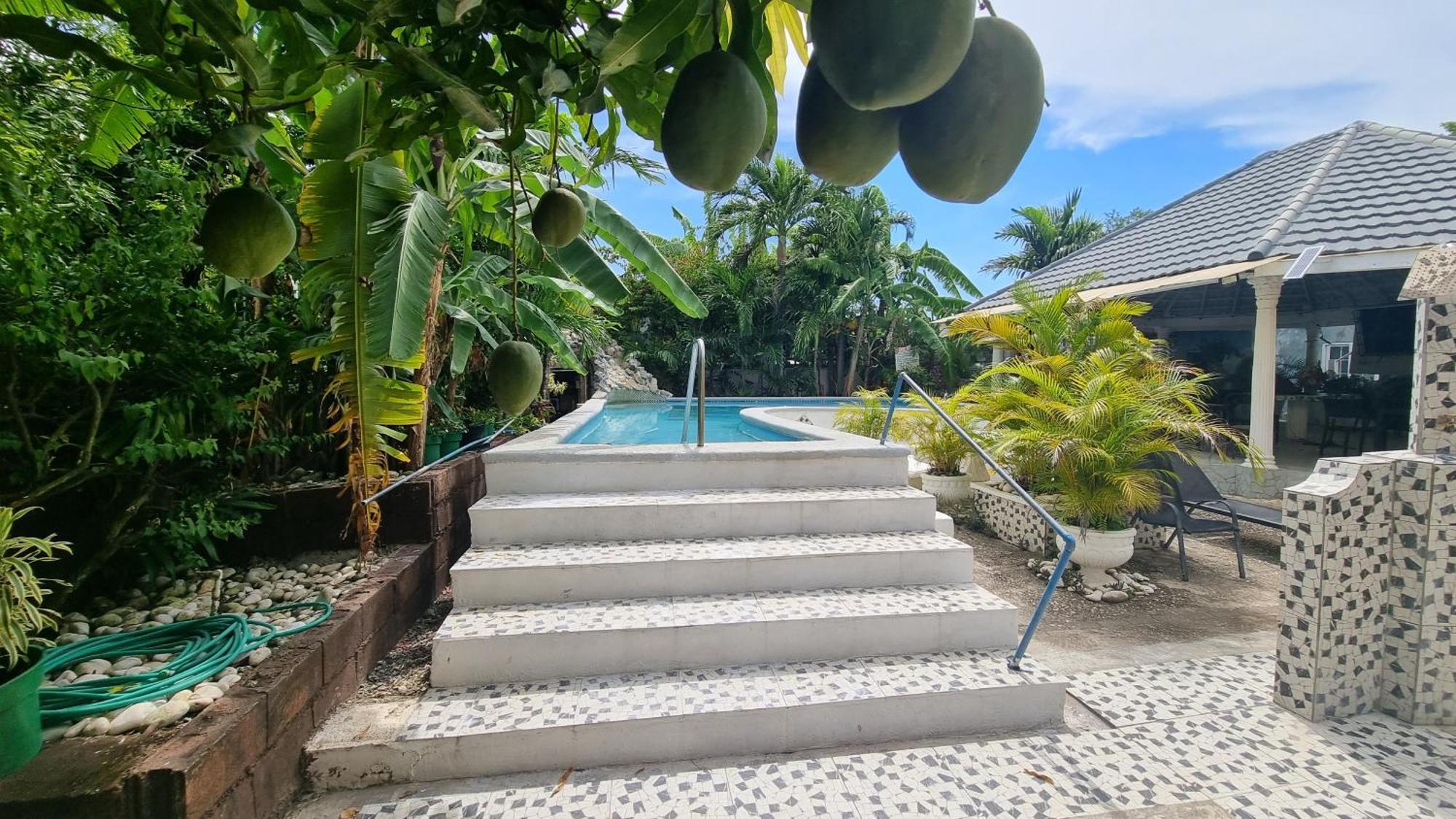 Little Savoy Guest House New Runaway Bay Exterior photo