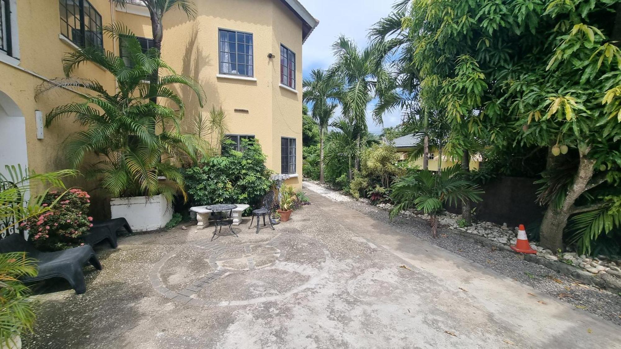 Little Savoy Guest House New Runaway Bay Exterior photo