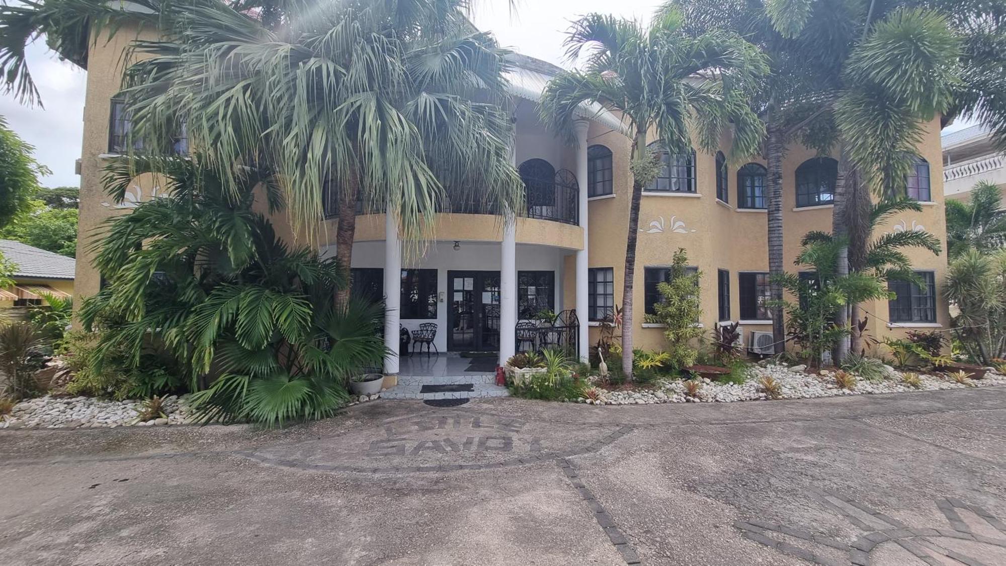 Little Savoy Guest House New Runaway Bay Exterior photo