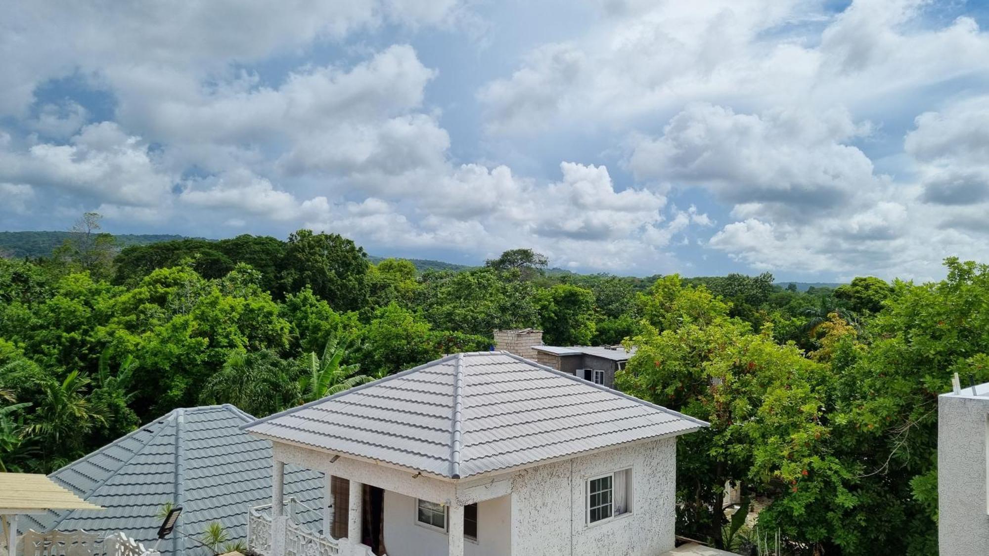 Little Savoy Guest House New Runaway Bay Exterior photo