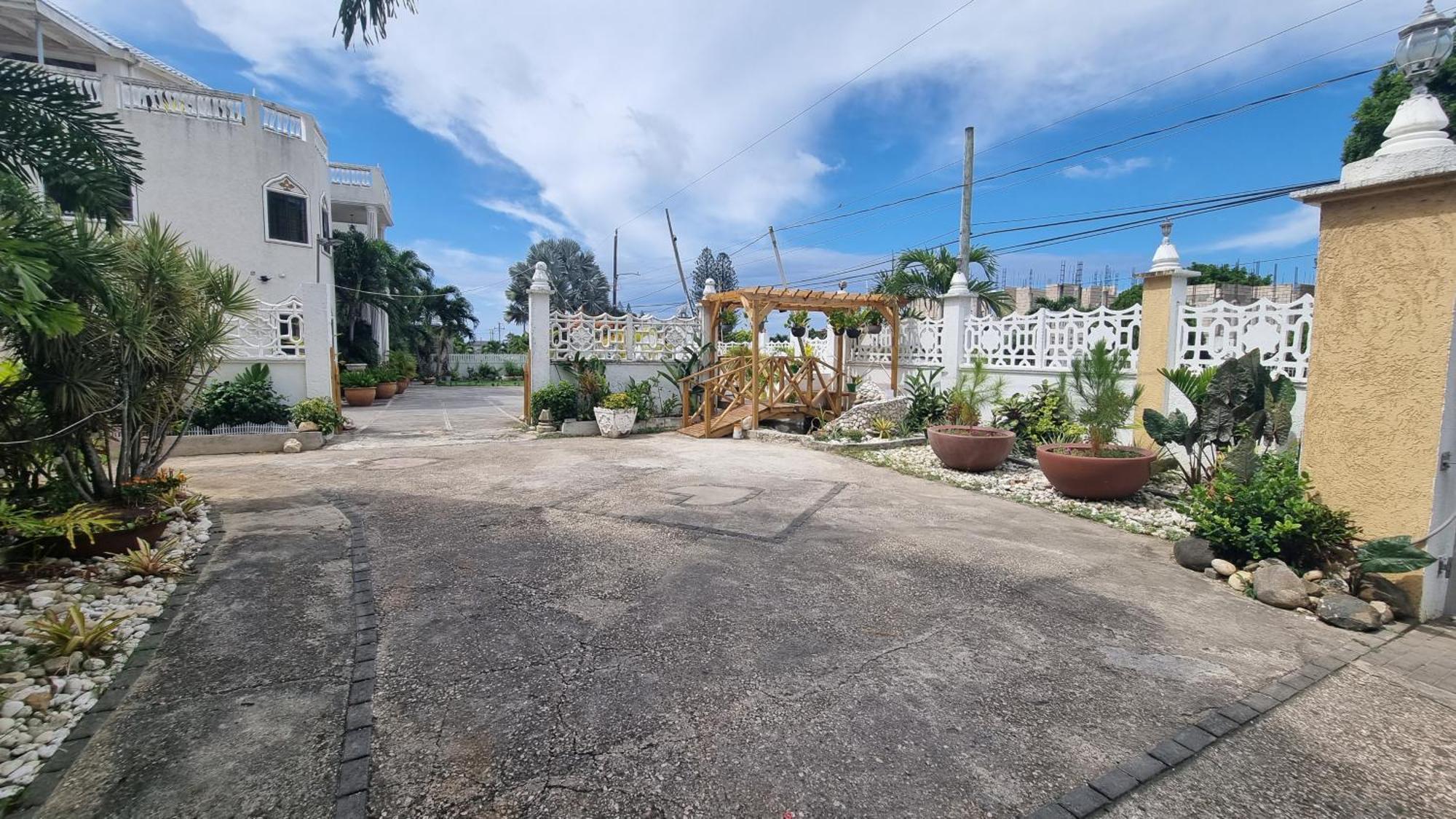 Little Savoy Guest House New Runaway Bay Exterior photo